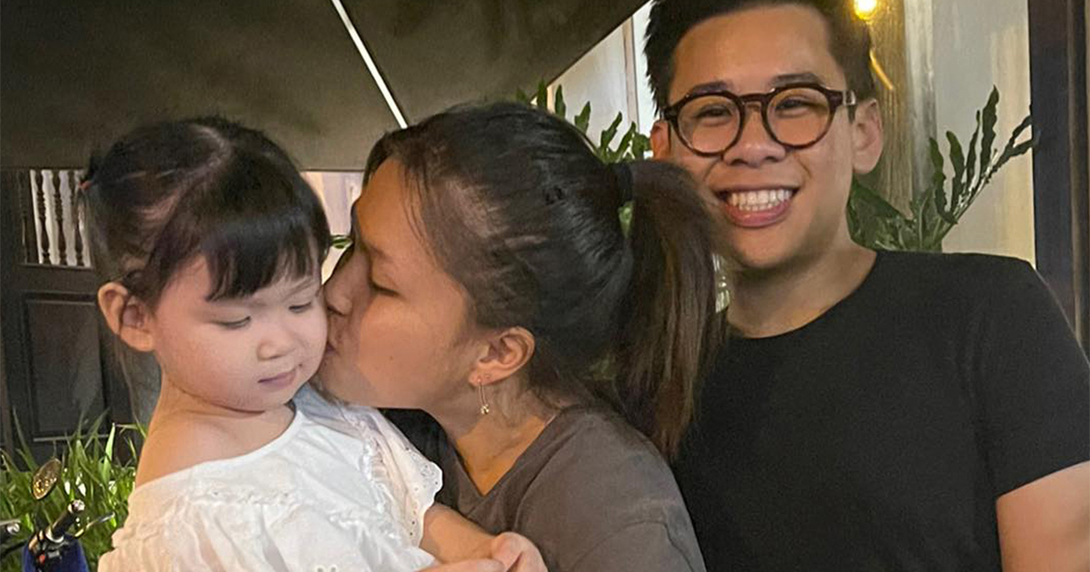 Vừa về nước con gái lớn Phượng Chanel đã "dính "em út không rời, cưng nựng hết mức