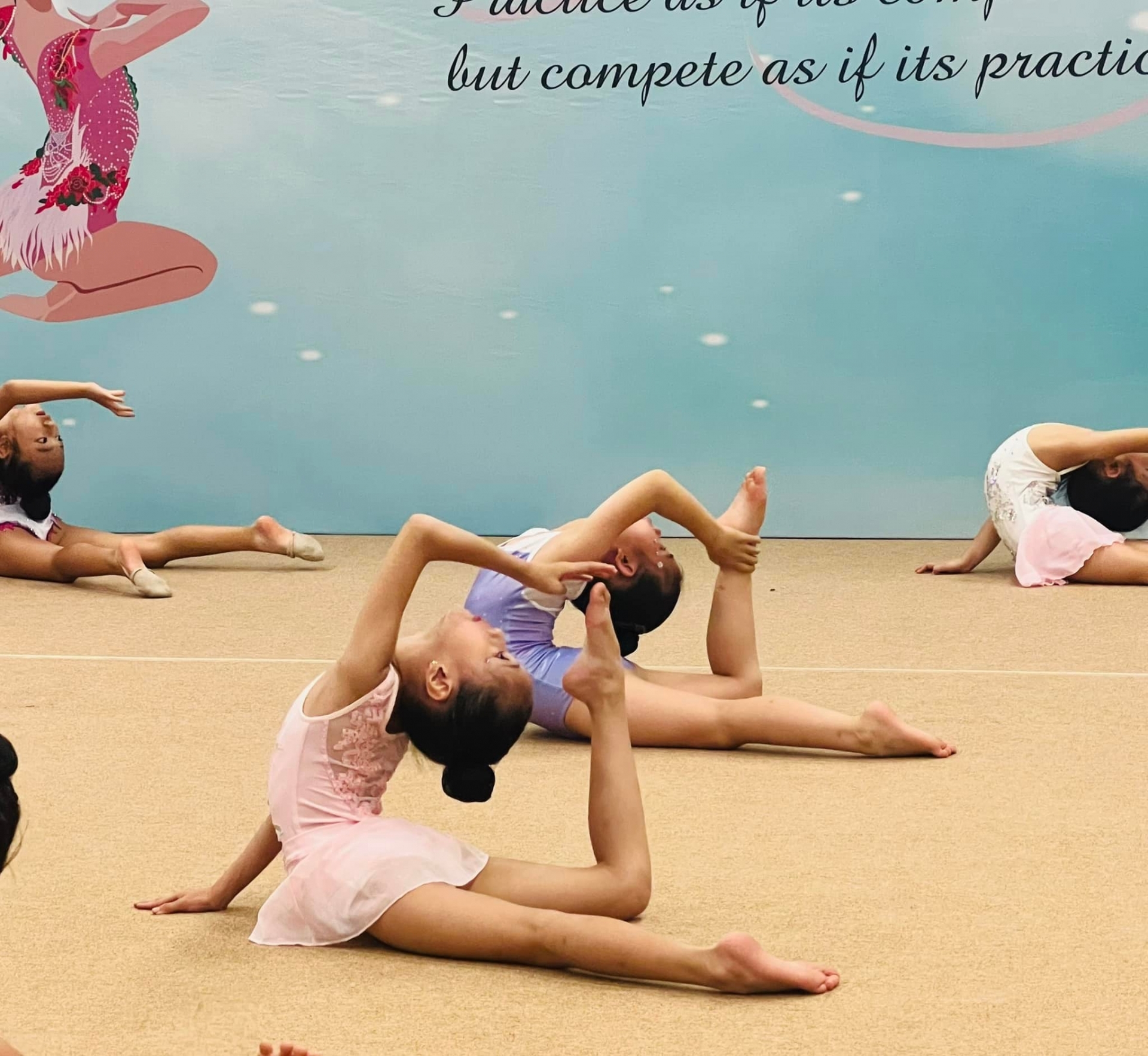 Hà Kiều Anh đưa con gái 7 tuổi đi học thể dục dụng cụ,  - Ảnh 1