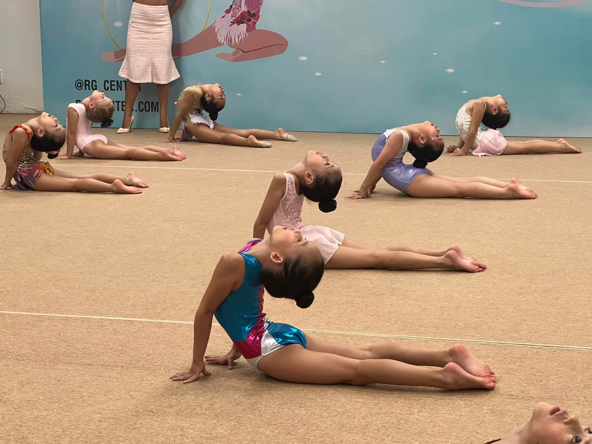 Hà Kiều Anh đưa con gái 7 tuổi đi học thể dục dụng cụ,  - Ảnh 3