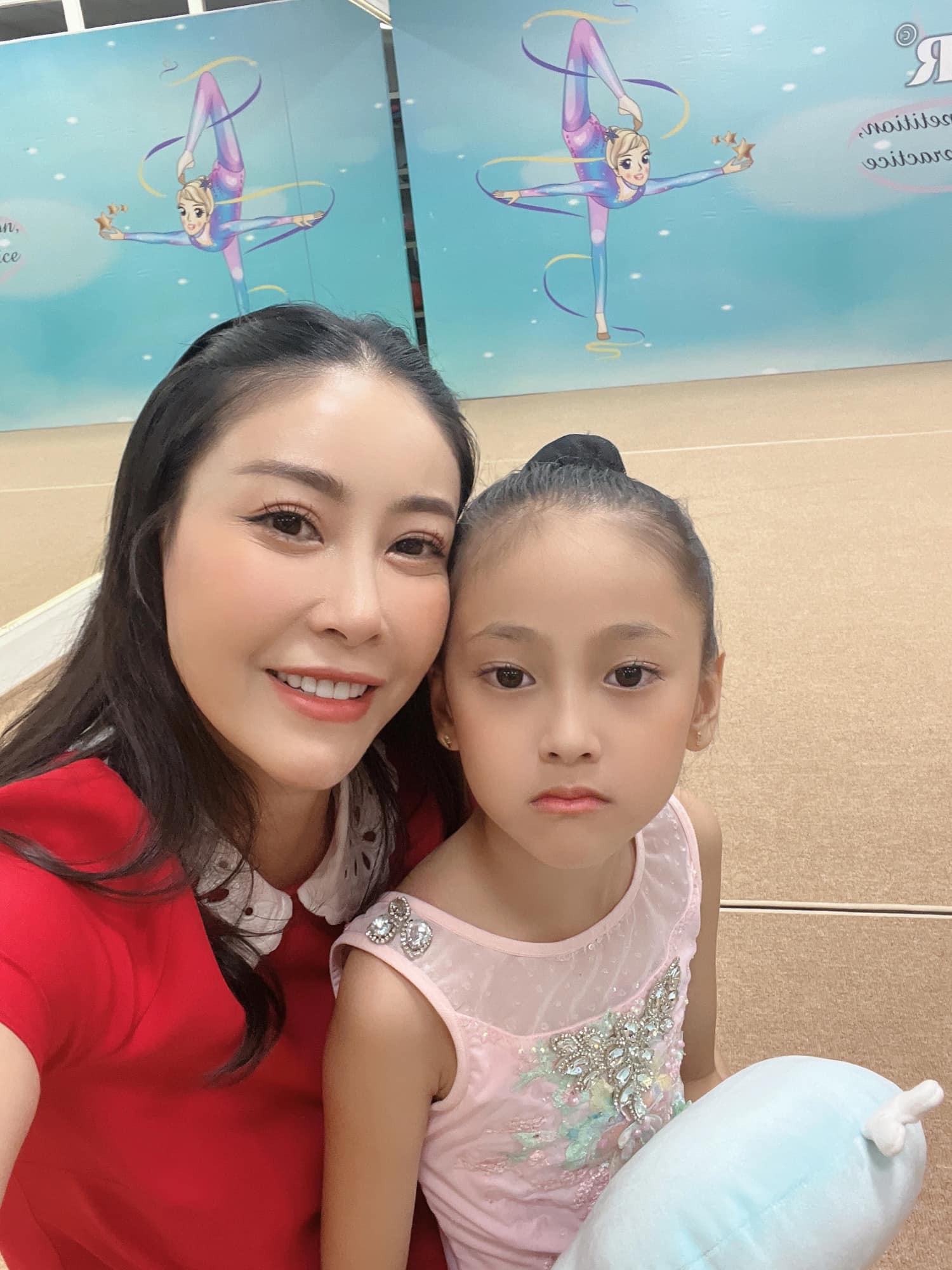 Hà Kiều Anh đưa con gái 7 tuổi đi học thể dục dụng cụ,  - Ảnh 6