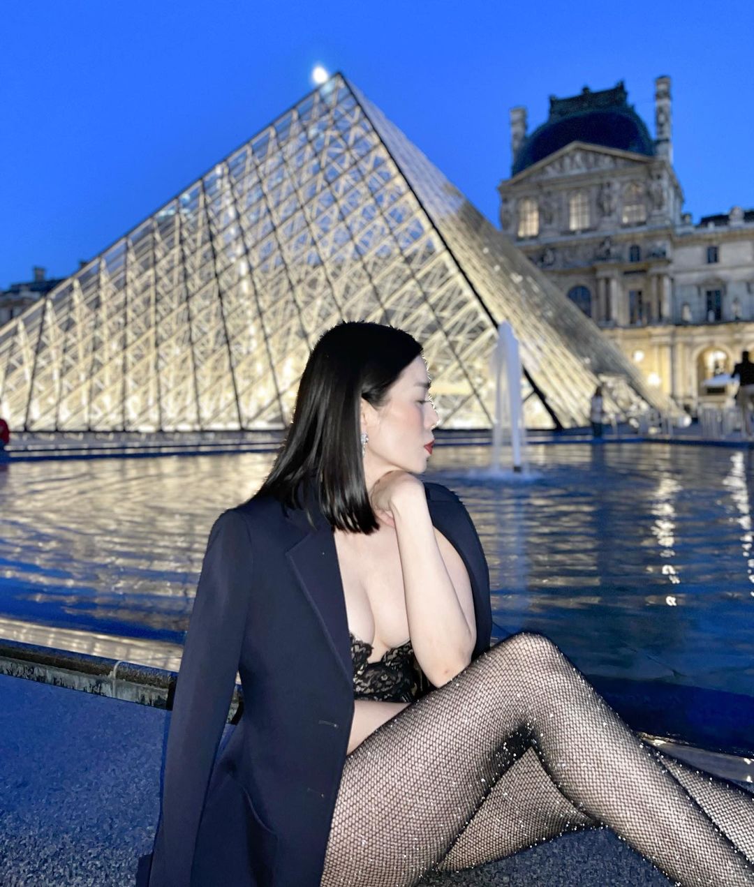 TIn Giải Trí 18/6: Kim Lý - Hà Hồ tình bể tình trên bãi biển - Ảnh 10