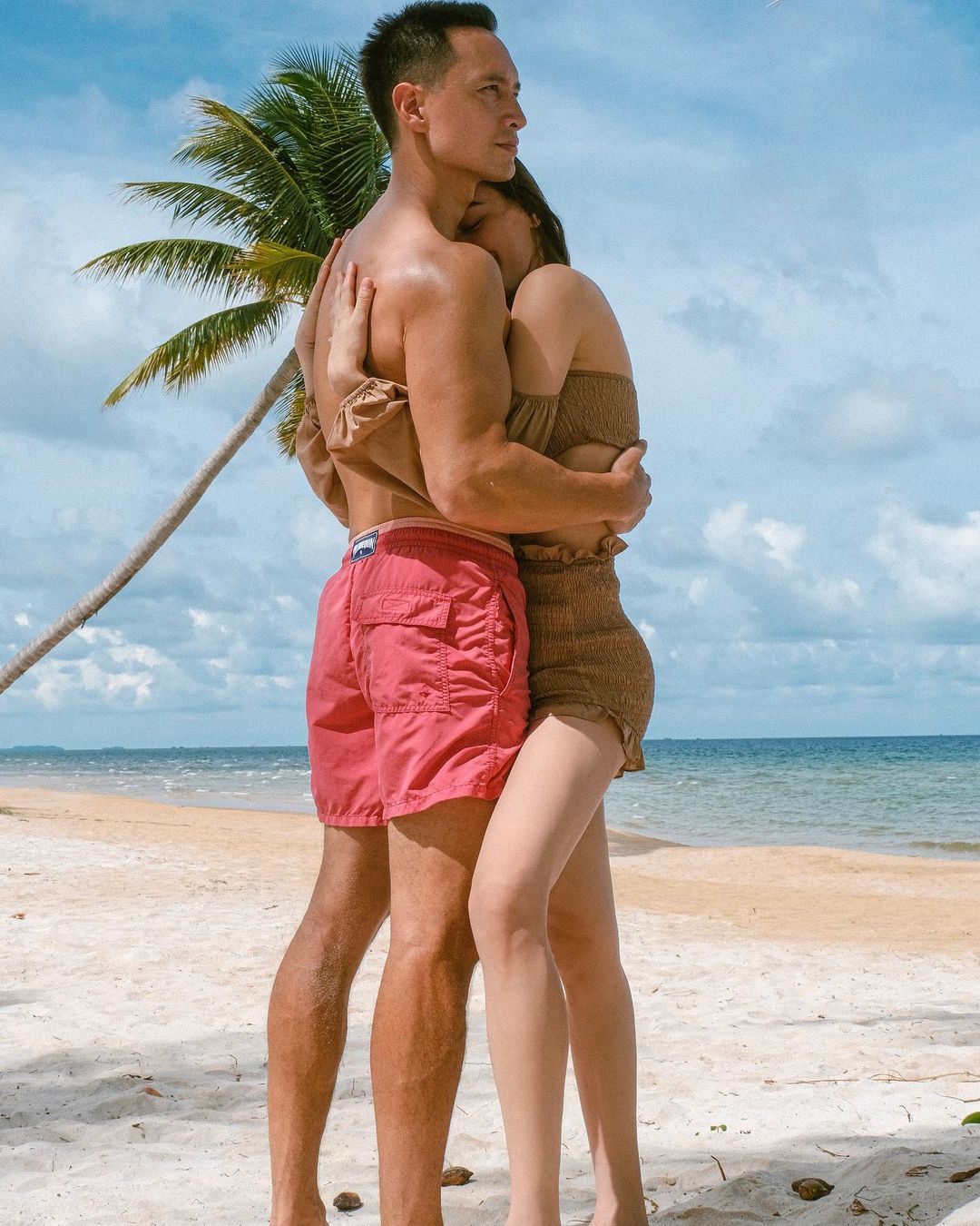 TIn Giải Trí 18/6: Kim Lý - Hà Hồ tình bể tình trên bãi biển - Ảnh 11