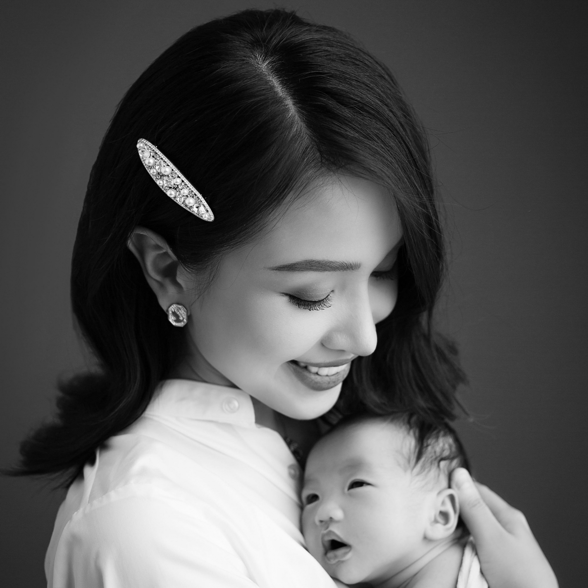 TIn Giải Trí 18/6: Kim Lý - Hà Hồ tình bể tình trên bãi biển - Ảnh 4