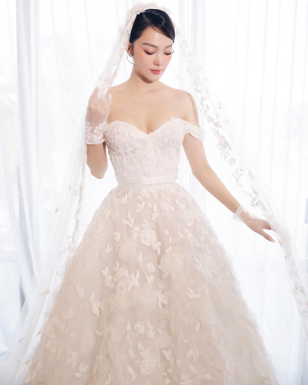 Đại gia U50 khóc khi nhìn thấy Minh Hằng mặc váy cưới - Ảnh 5