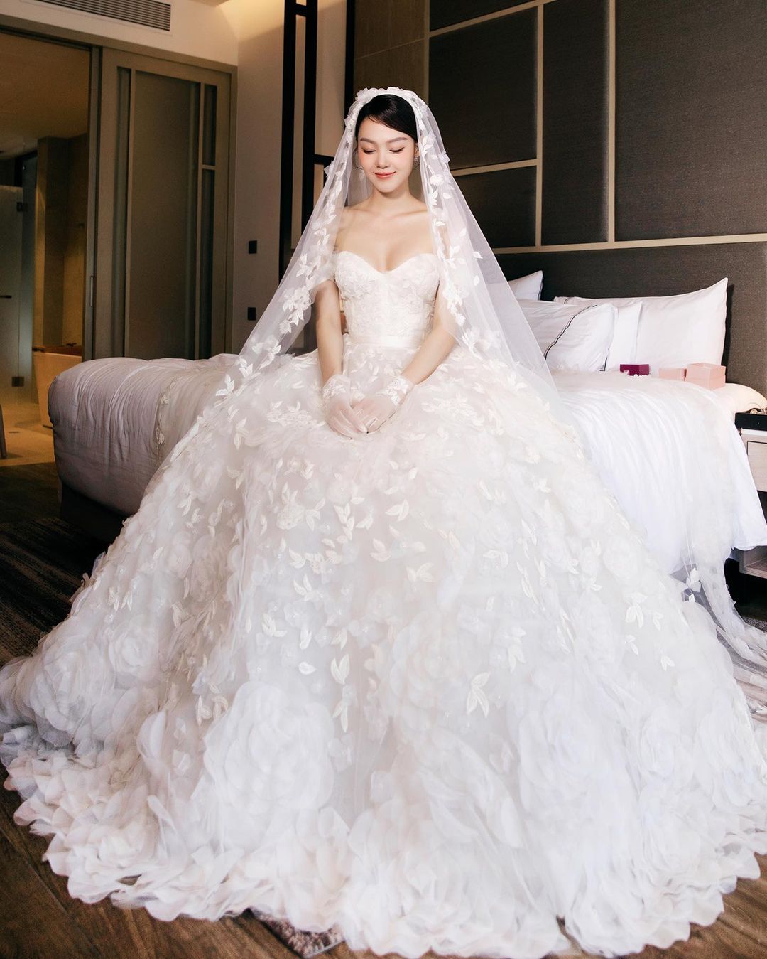 Đại gia U50 khóc khi nhìn thấy Minh Hằng mặc váy cưới - Ảnh 7