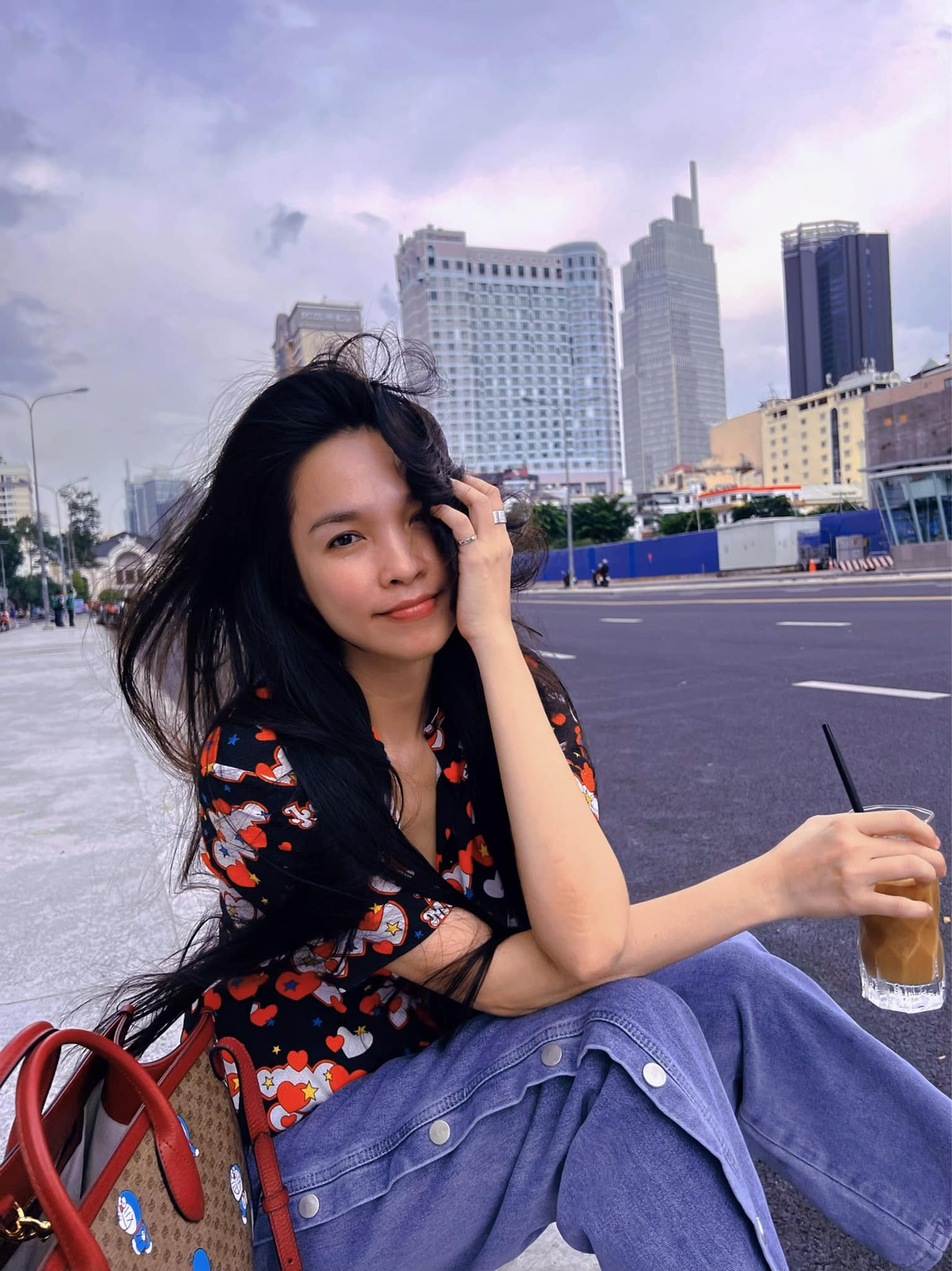 Hiền Thục phanh áo sexy nhưng lại gầy đến mưc trơ xương ngực - Ảnh 3