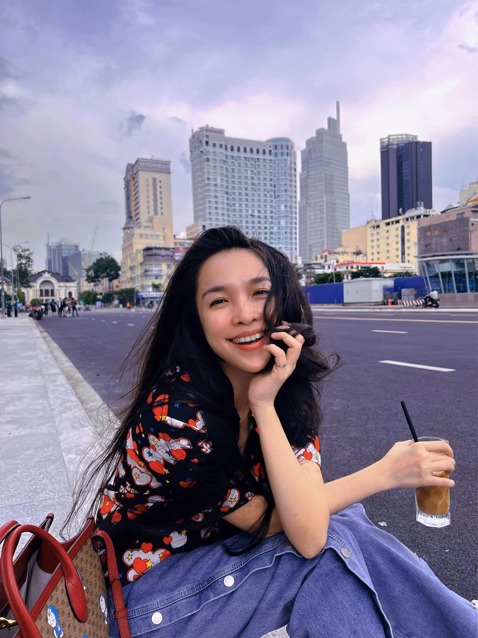 Hiền Thục phanh áo sexy nhưng lại gầy đến mưc trơ xương ngực - Ảnh 4