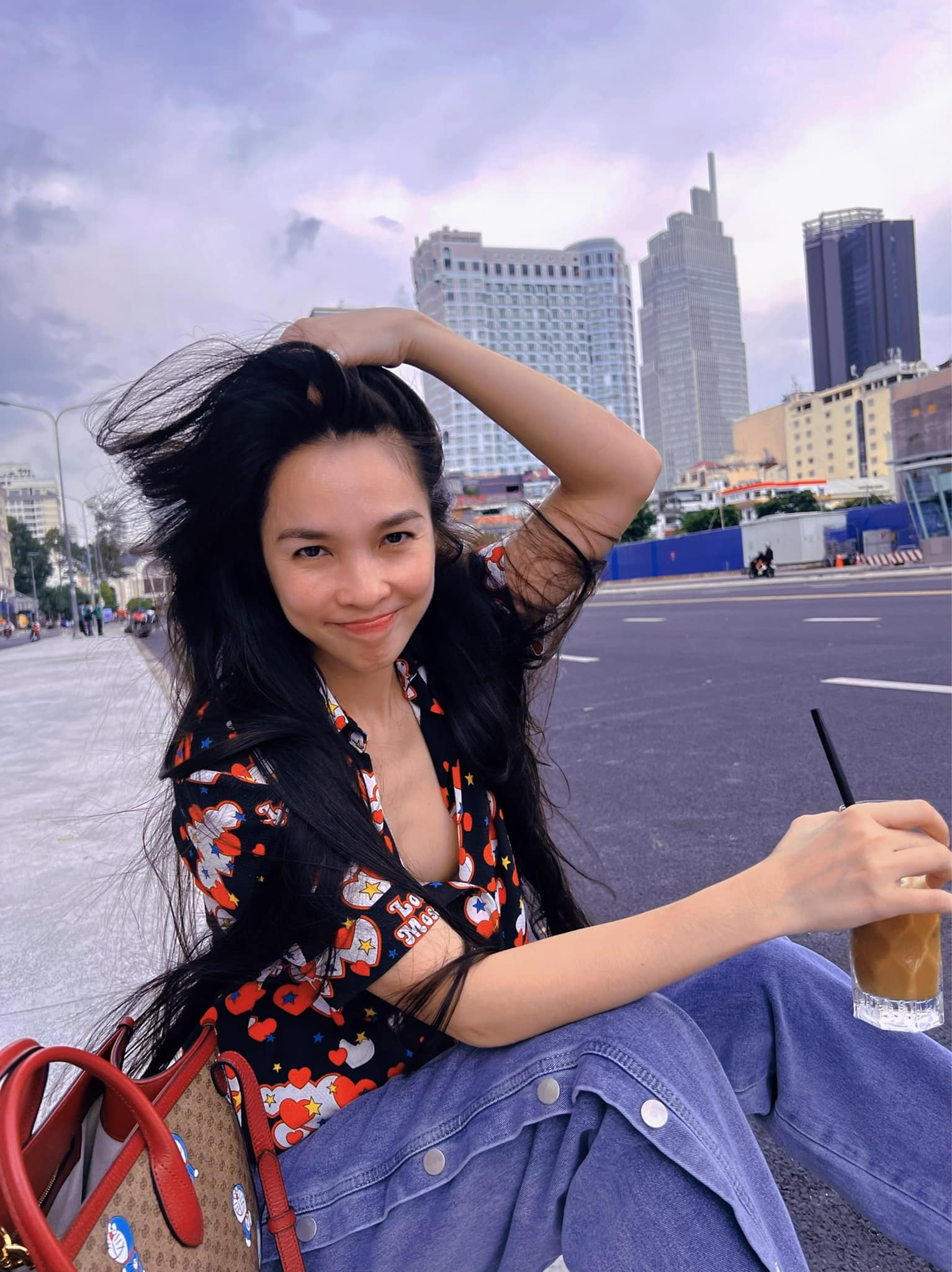 Hiền Thục phanh áo sexy nhưng lại gầy đến mưc trơ xương ngực - Ảnh 5