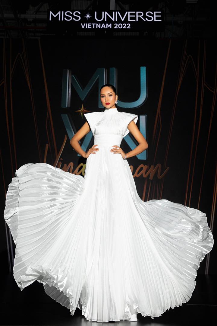 H'Hen Niê thừa nhận 27 tuổi mới có nụ hôn đầu, 2 năm rồi không mua đồ hiệu - Ảnh 4