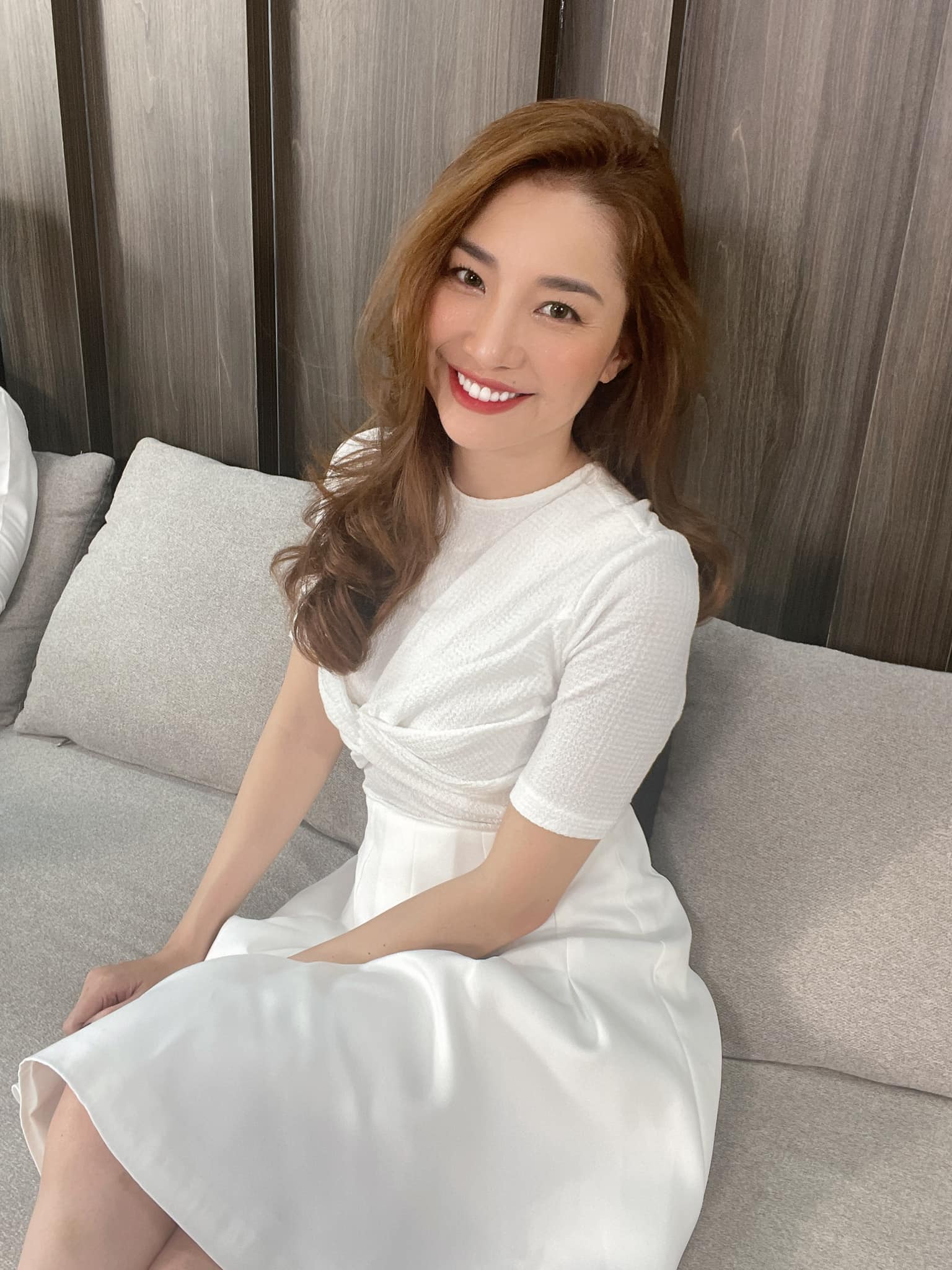 Nhan sắc đời thường trẻ đẹp, quyến rũ của mẹ kế Duy trong 