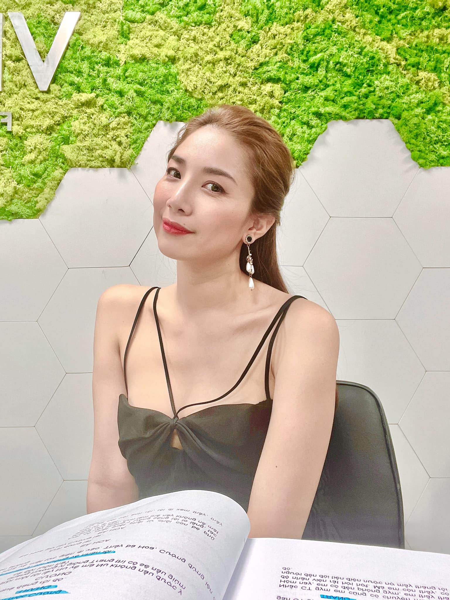 Nhan sắc đời thường trẻ đẹp, quyến rũ của mẹ kế Duy trong 