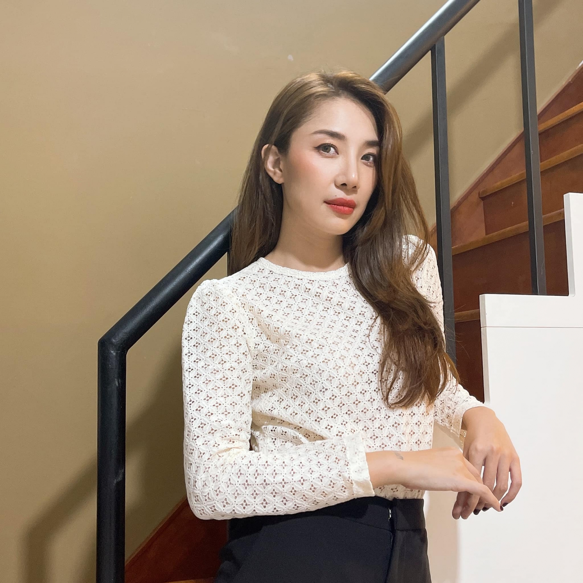 Nhan sắc đời thường trẻ đẹp, quyến rũ của mẹ kế Duy trong 