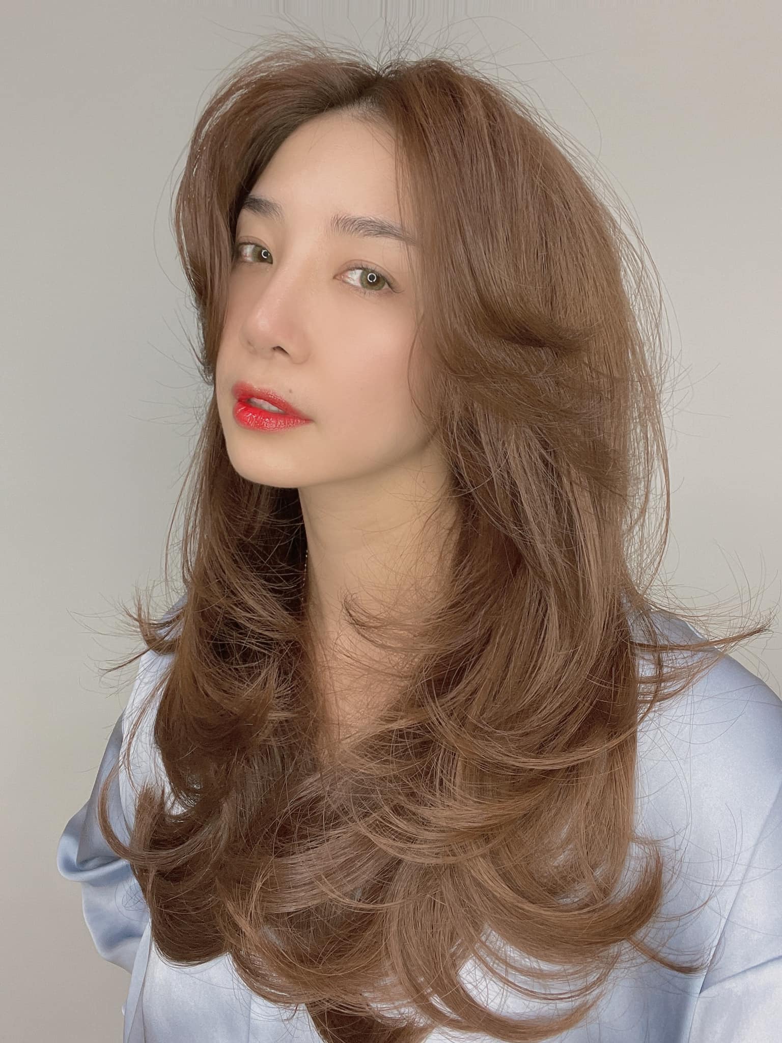 Nhan sắc đời thường trẻ đẹp, quyến rũ của mẹ kế Duy trong 