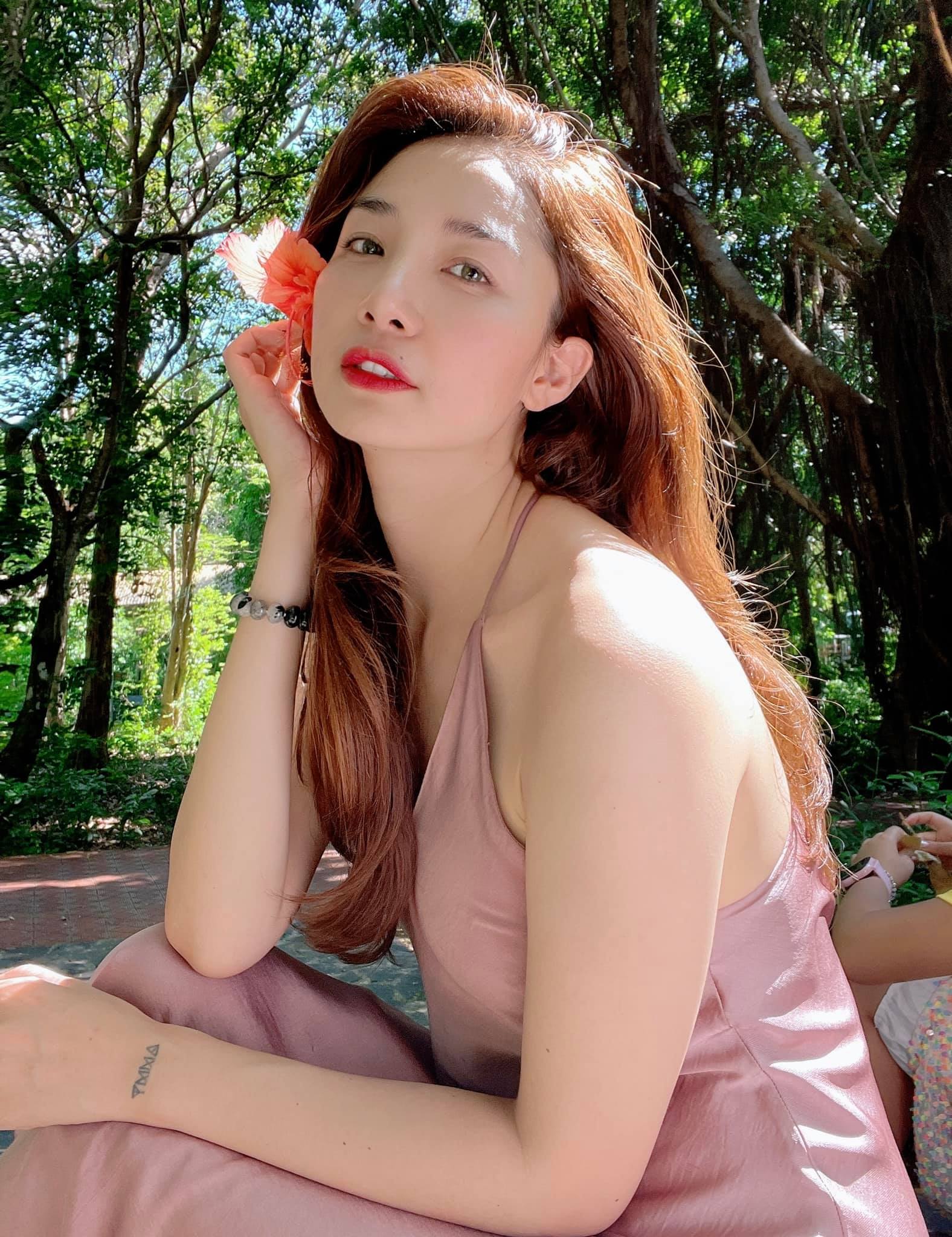 Nhan sắc đời thường trẻ đẹp, quyến rũ của mẹ kế Duy trong 