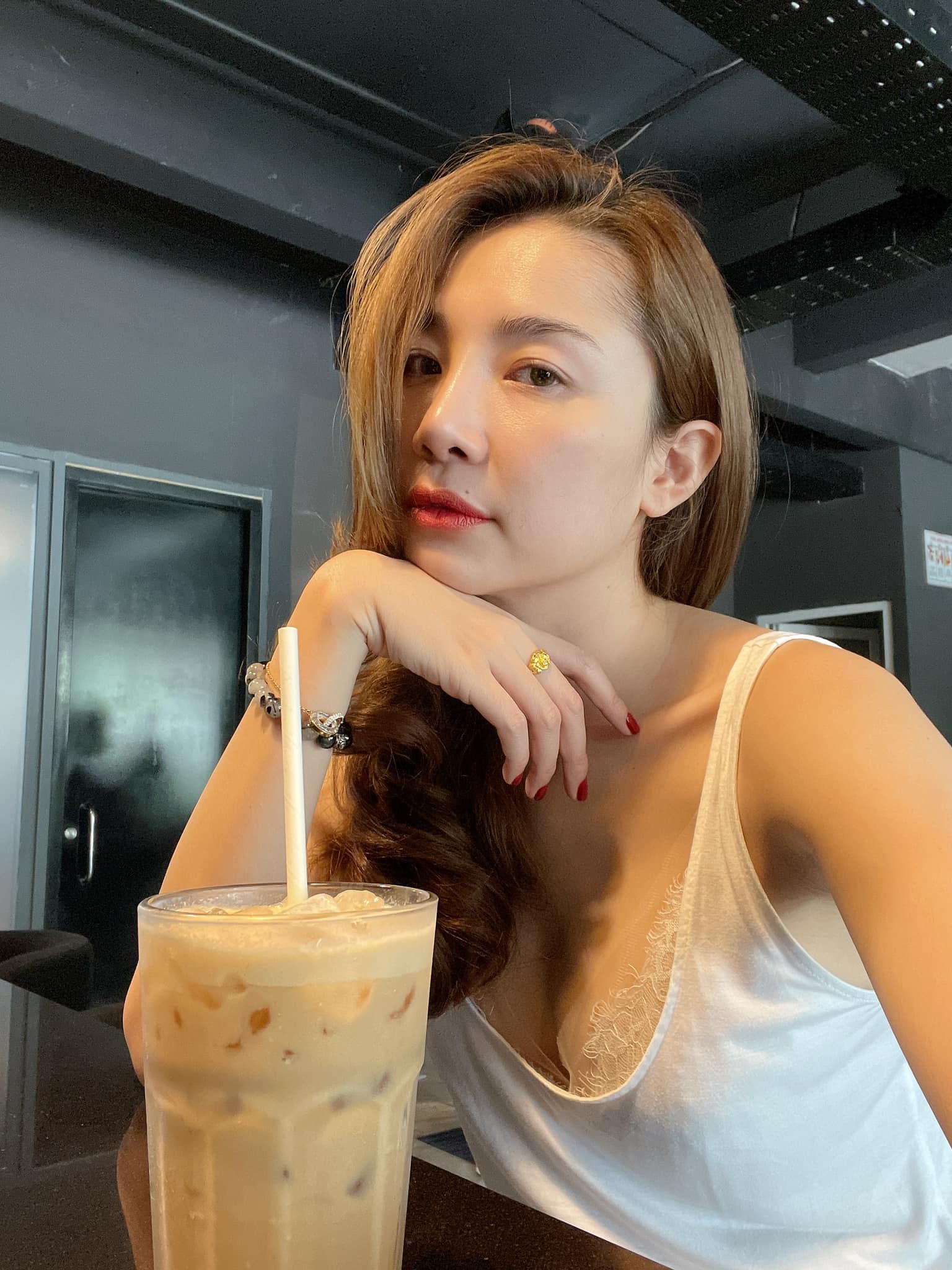 Nhan sắc đời thường trẻ đẹp, quyến rũ của mẹ kế Duy trong 