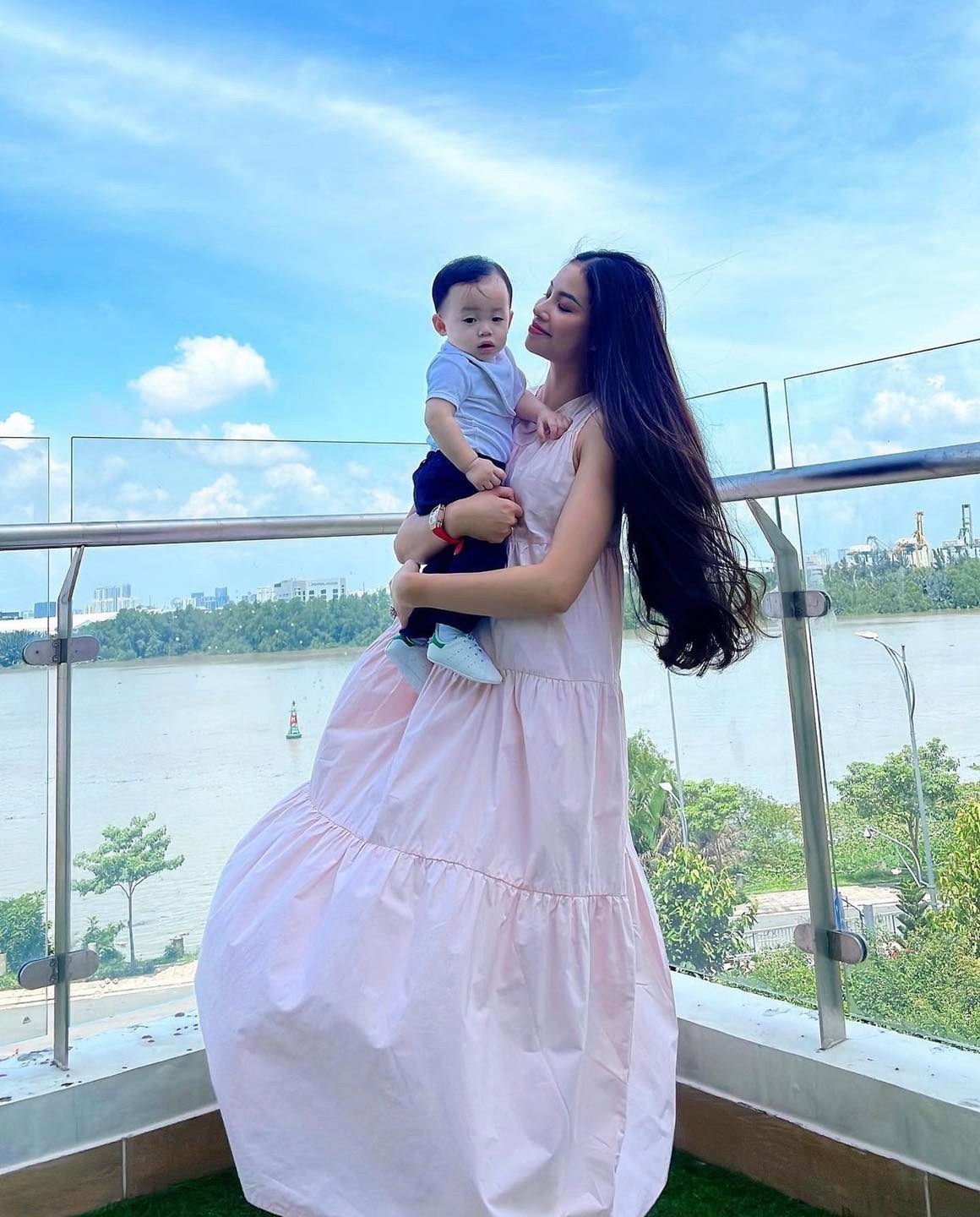 Phạm Hương tiếp tục diện váy rộng thùng thình - Ảnh 2