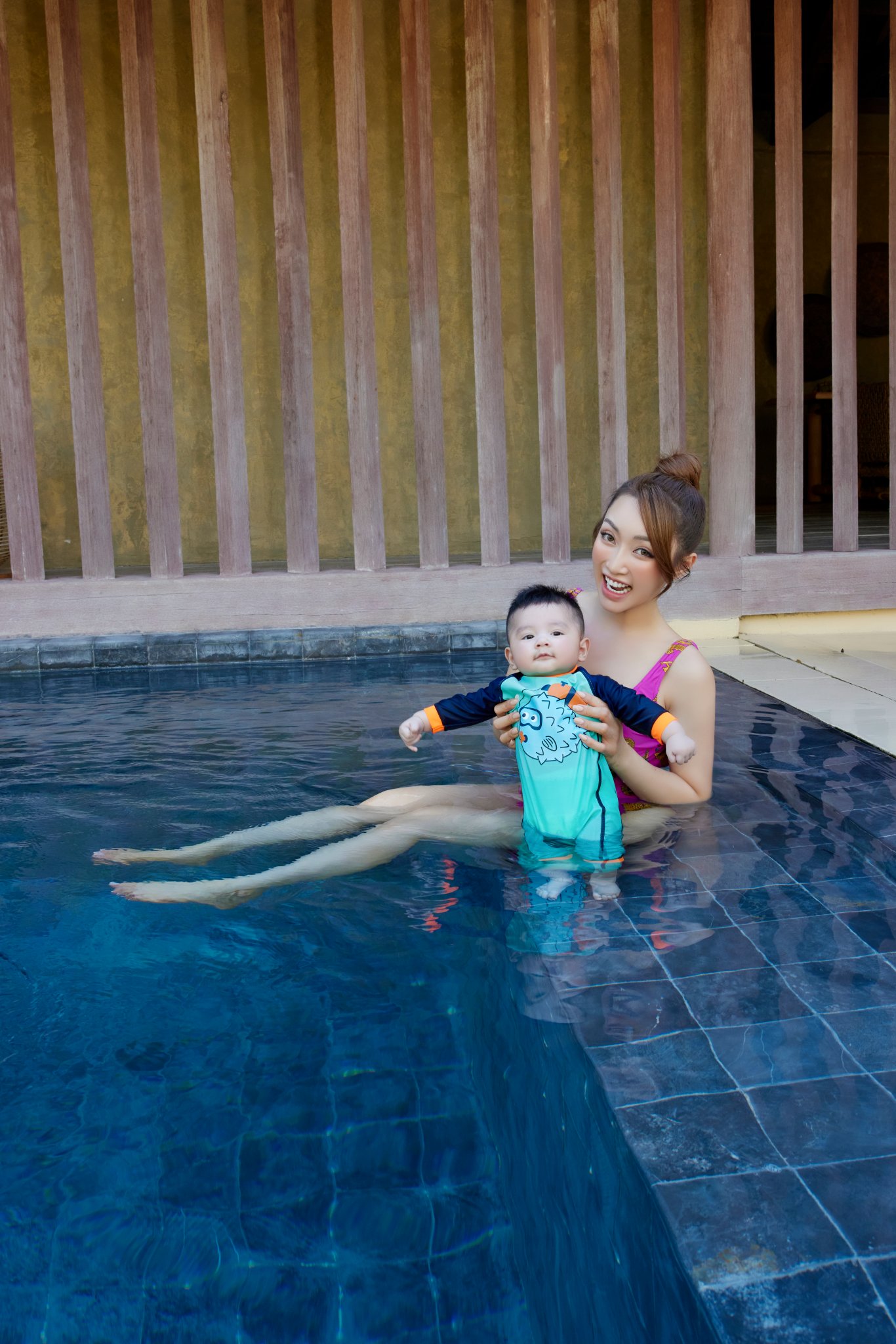 6 tháng tuổi, quý tử nhà Chi Bảo đã được mẹ dạy bơi mấy vòng hồ - Ảnh 4