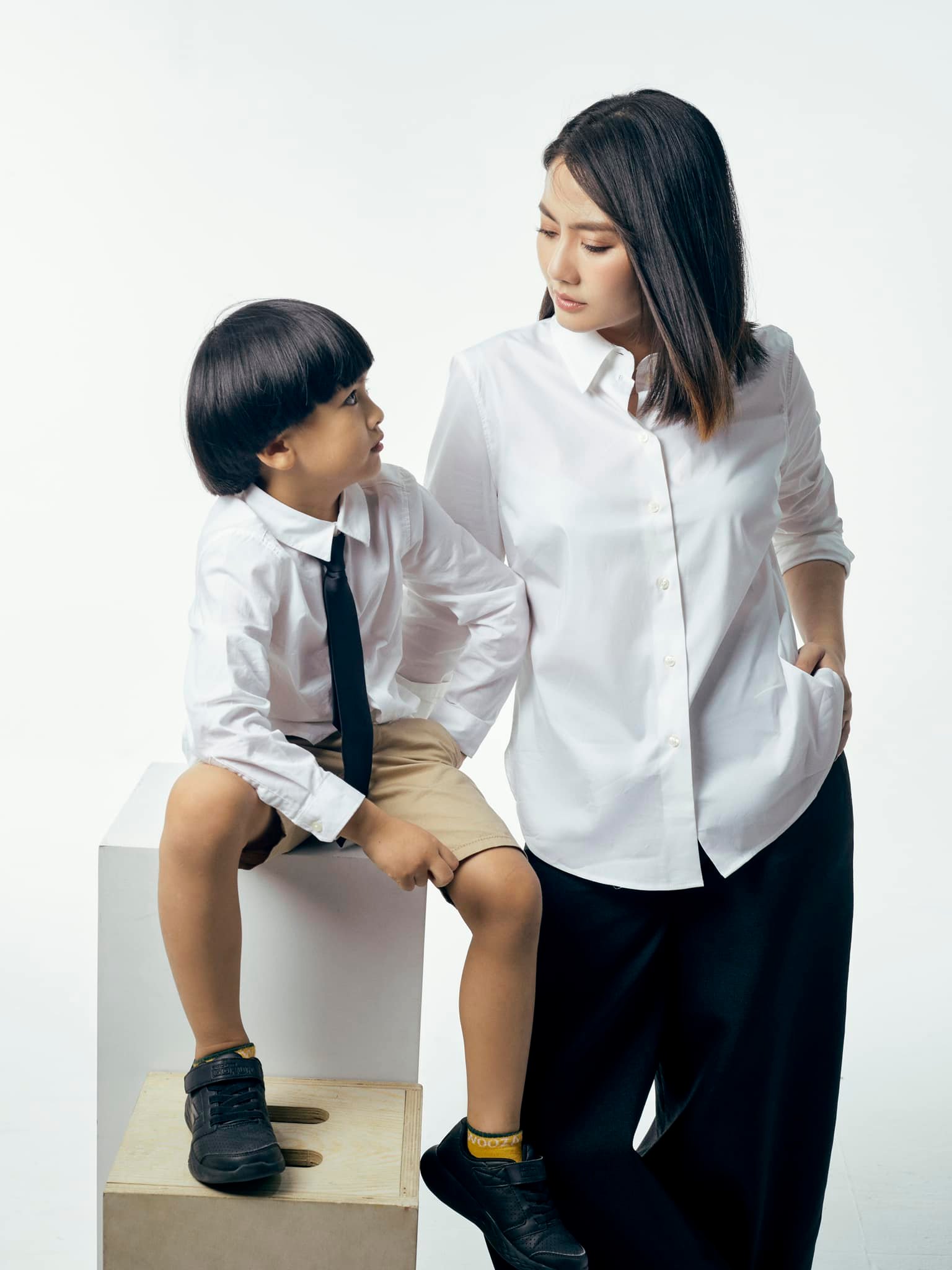 Các bà mẹ đơn thân showbiz làm gì khi con khóc năn nỉ mẹ đừng đi làm? - Ảnh 1