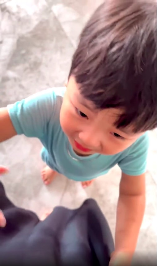 Các bà mẹ đơn thân showbiz làm gì khi con khóc năn nỉ mẹ đừng đi làm? - Ảnh 2