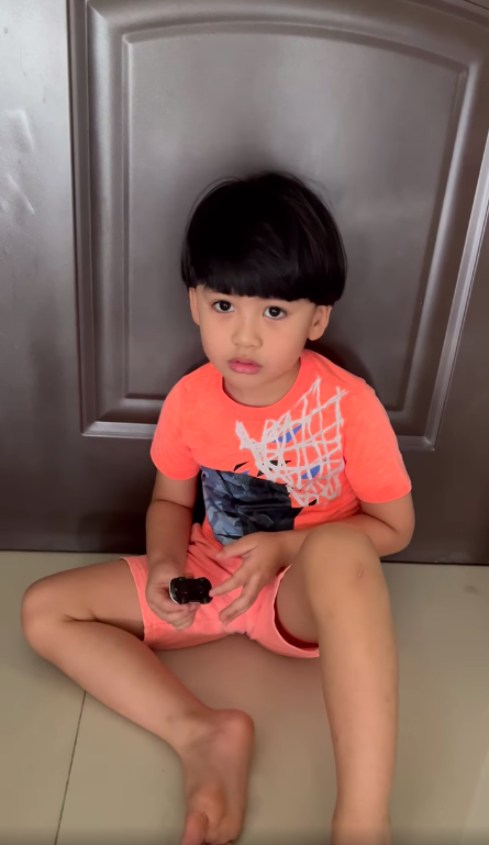 Các bà mẹ đơn thân showbiz làm gì khi con khóc năn nỉ mẹ đừng đi làm? - Ảnh 4