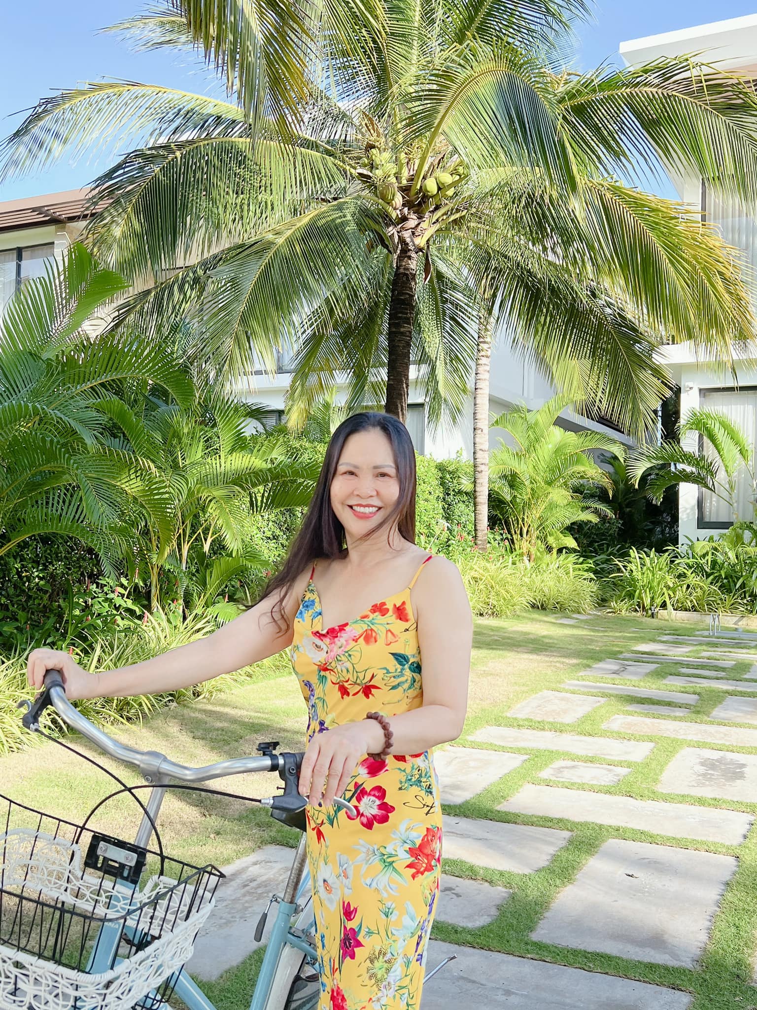 Diện đồ đôi với con gái, mẹ ruột U60 của Ninh Dương Lan Ngọc trẻ đẹp khó tin - Ảnh 2