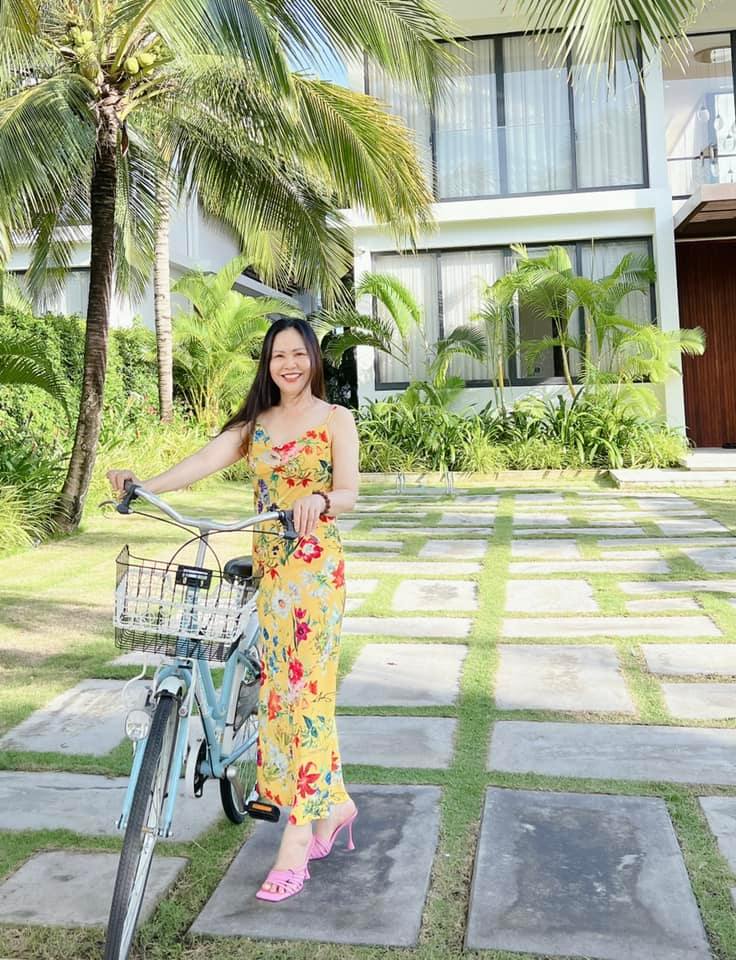 Diện đồ đôi với con gái, mẹ ruột U60 của Ninh Dương Lan Ngọc trẻ đẹp khó tin - Ảnh 4