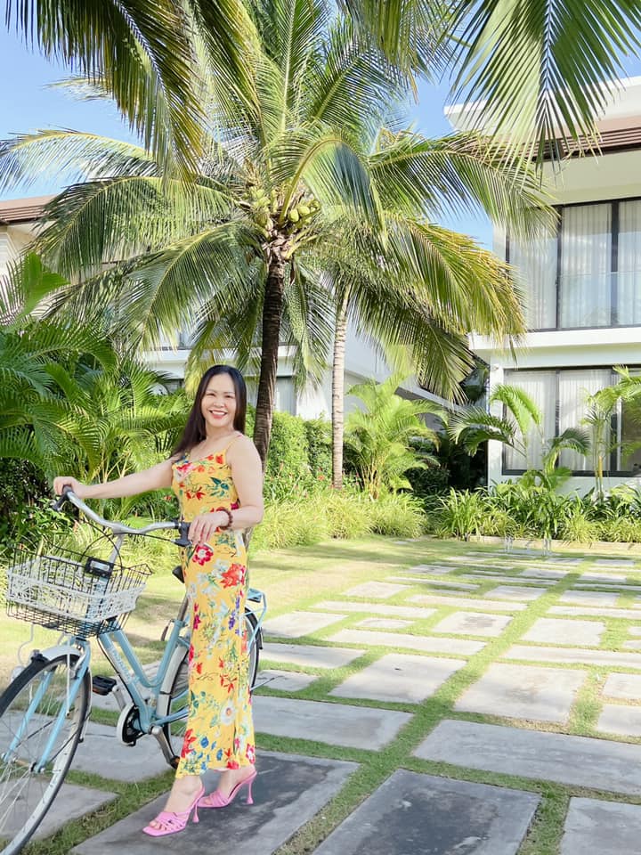 Diện đồ đôi với con gái, mẹ ruột U60 của Ninh Dương Lan Ngọc trẻ đẹp khó tin - Ảnh 5