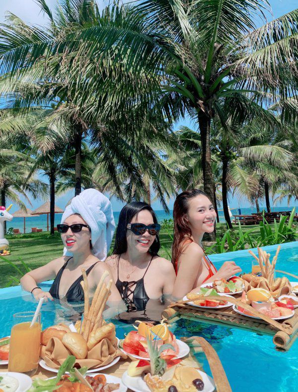 Diện đồ đôi với con gái, mẹ ruột U60 của Ninh Dương Lan Ngọc trẻ đẹp khó tin - Ảnh 7