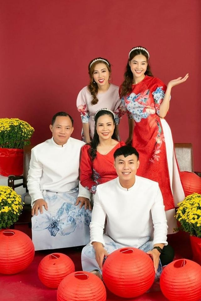 Diện đồ đôi với con gái, mẹ ruột U60 của Ninh Dương Lan Ngọc trẻ đẹp khó tin - Ảnh 1