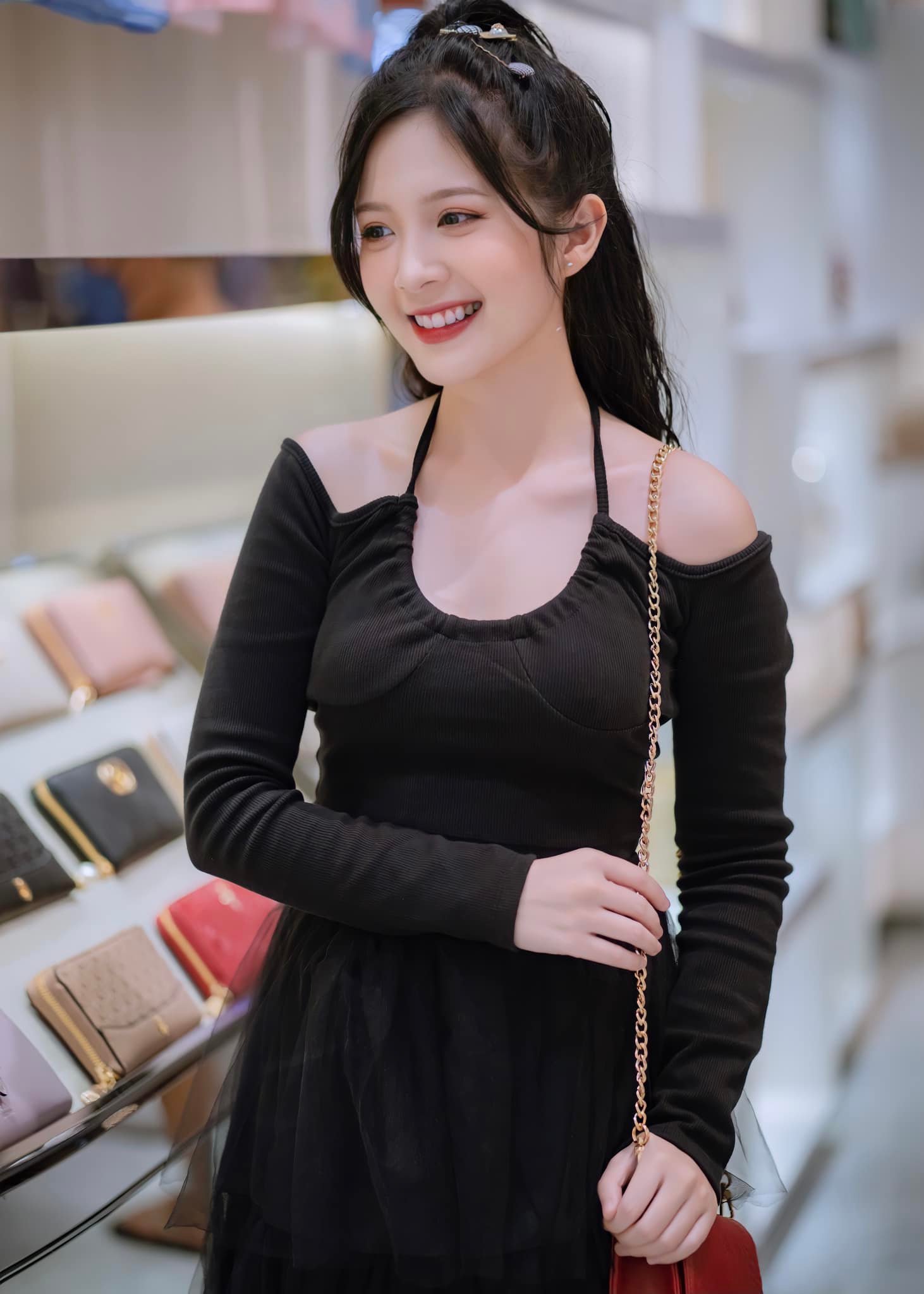 Nhan sắc ngọt ngào, quyến rũ của hot girl cao 1m53 đóng 