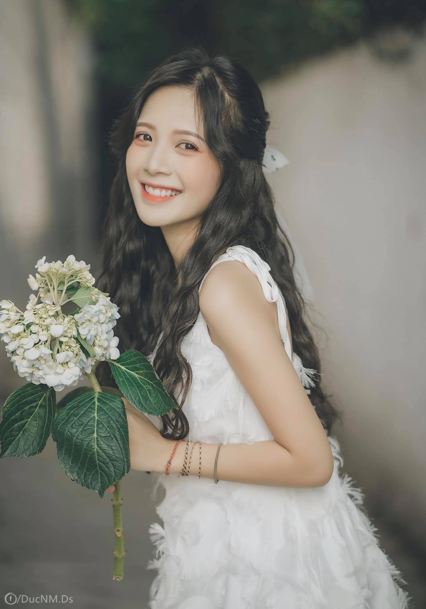 Nhan sắc ngọt ngào, quyến rũ của hot girl cao 1m53 đóng 