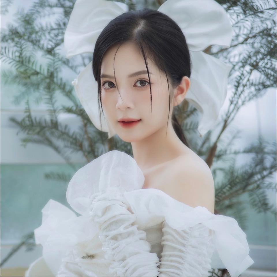 Nhan sắc ngọt ngào, quyến rũ của hot girl cao 1m53 đóng 