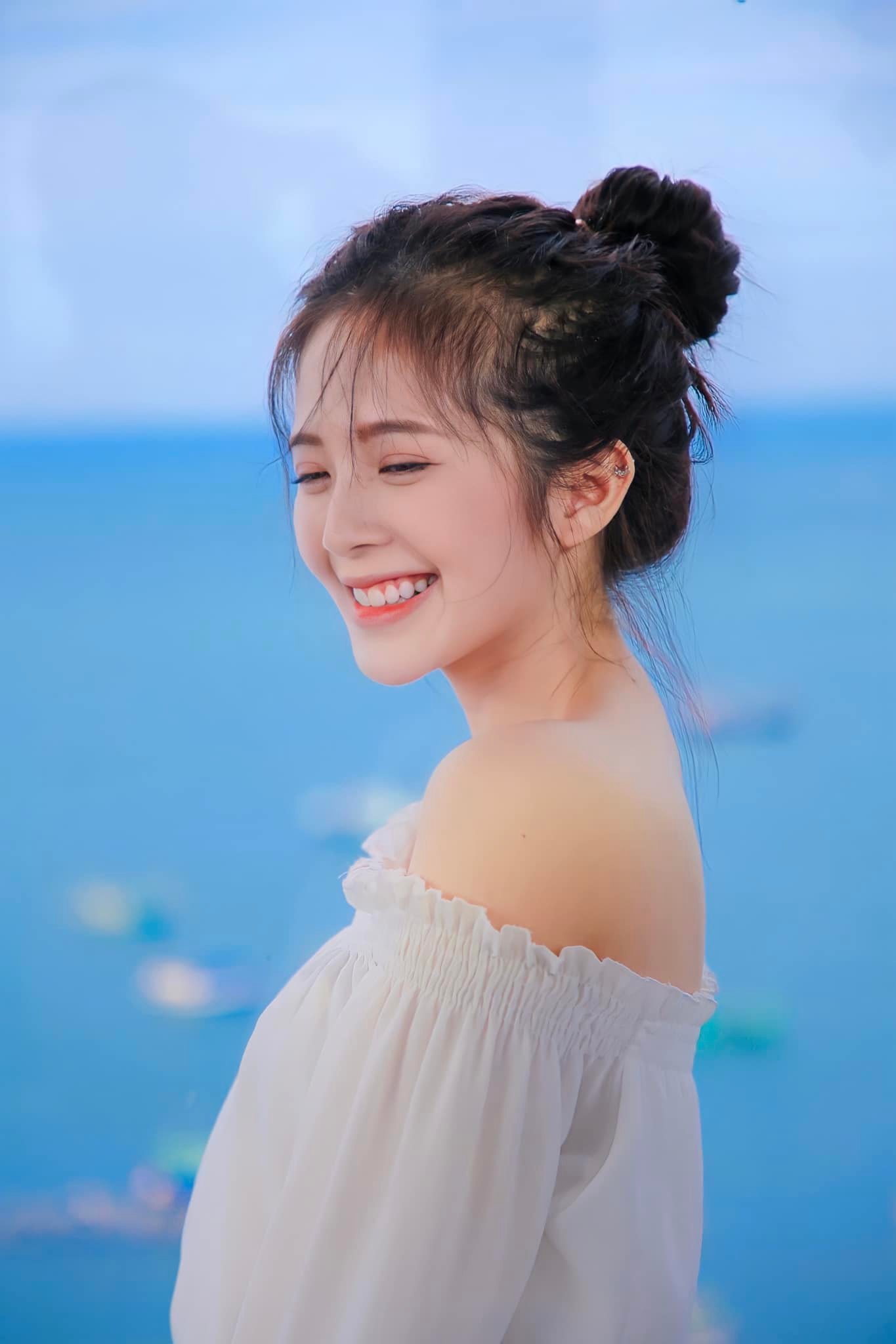 Nhan sắc ngọt ngào, quyến rũ của hot girl cao 1m53 đóng 