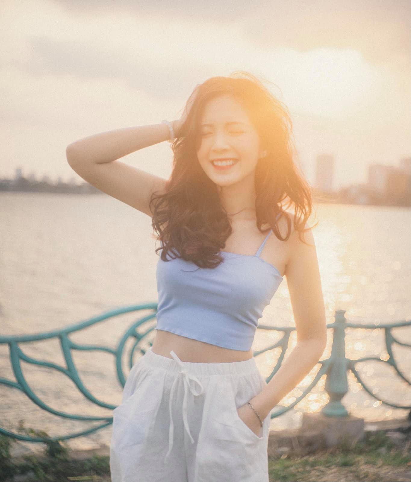 Nhan sắc ngọt ngào, quyến rũ của hot girl cao 1m53 đóng 