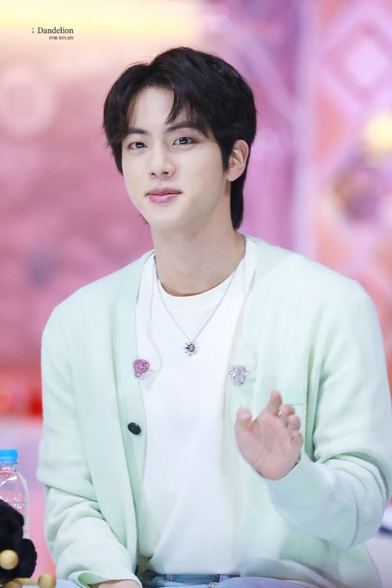 Jin là ai? Anh cả BTS sở hữu gương mặt 