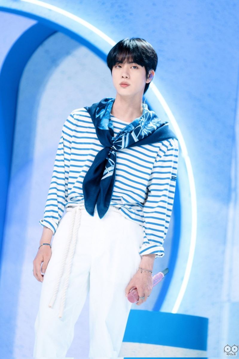Jin là ai? Anh cả BTS sở hữu gương mặt 