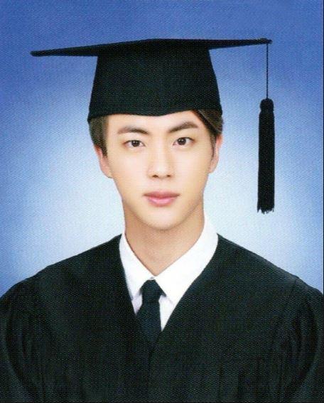 Jin là ai? Anh cả BTS sở hữu gương mặt 