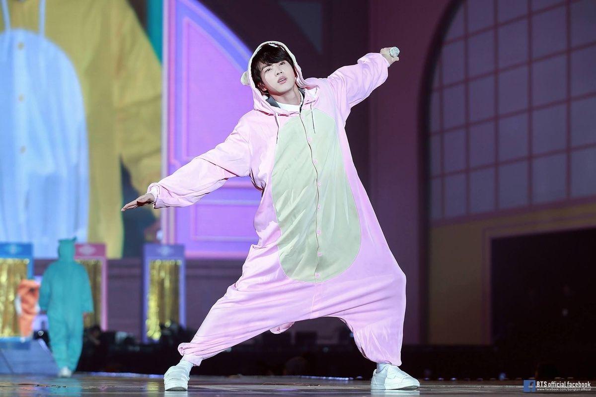 Jin là ai? Anh cả BTS sở hữu gương mặt 