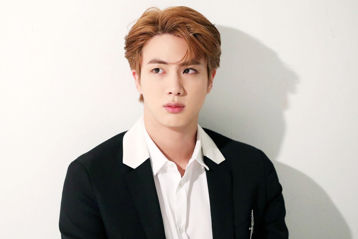 Jin là ai? Anh cả BTS sở hữu gương mặt 