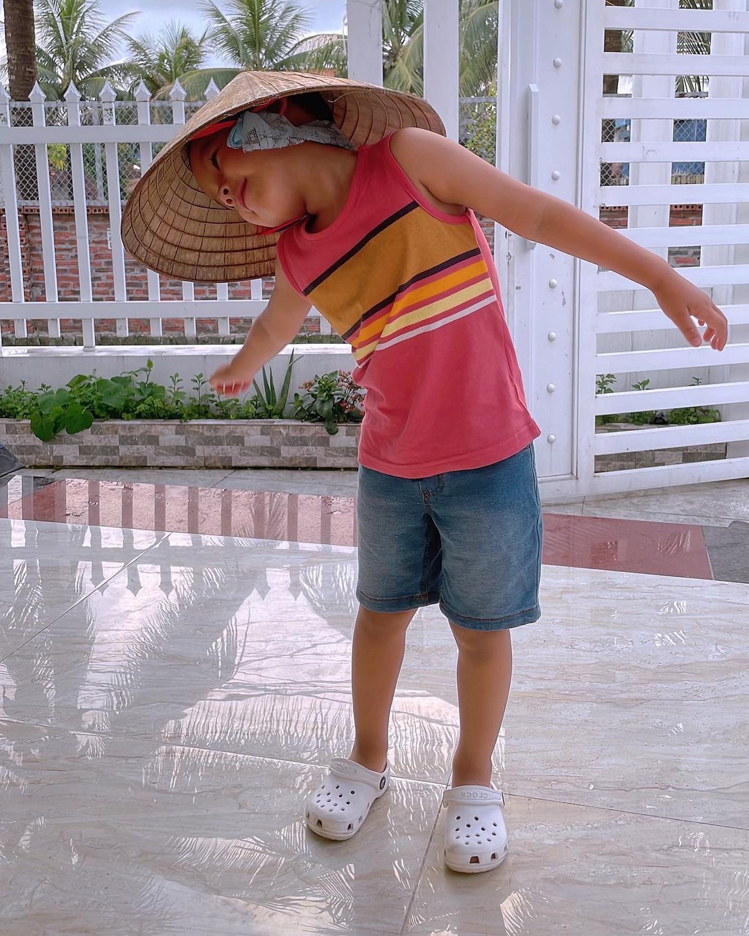 Sát đêm chung kết Miss Universe Vietnam, Phạm Hương vẫn ở Hải Phòng thăm bố mẹ - Ảnh 1