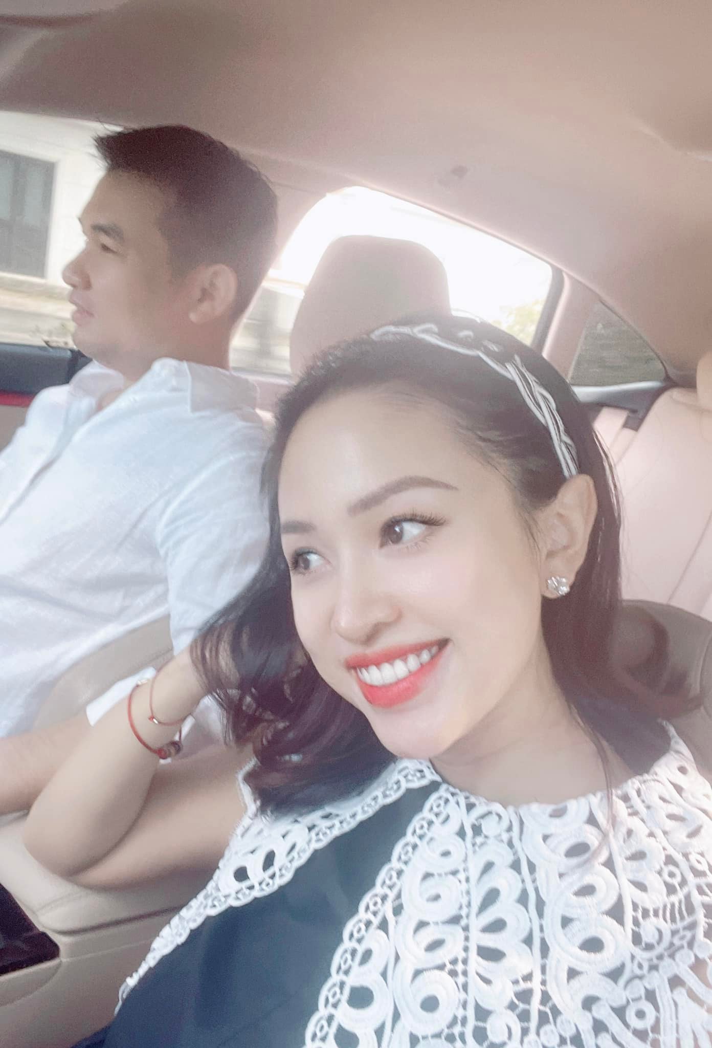 Vân Hugo lả đi vì chăm con, ông xã thức đêm bế con cho vợ ngủ - Ảnh 1