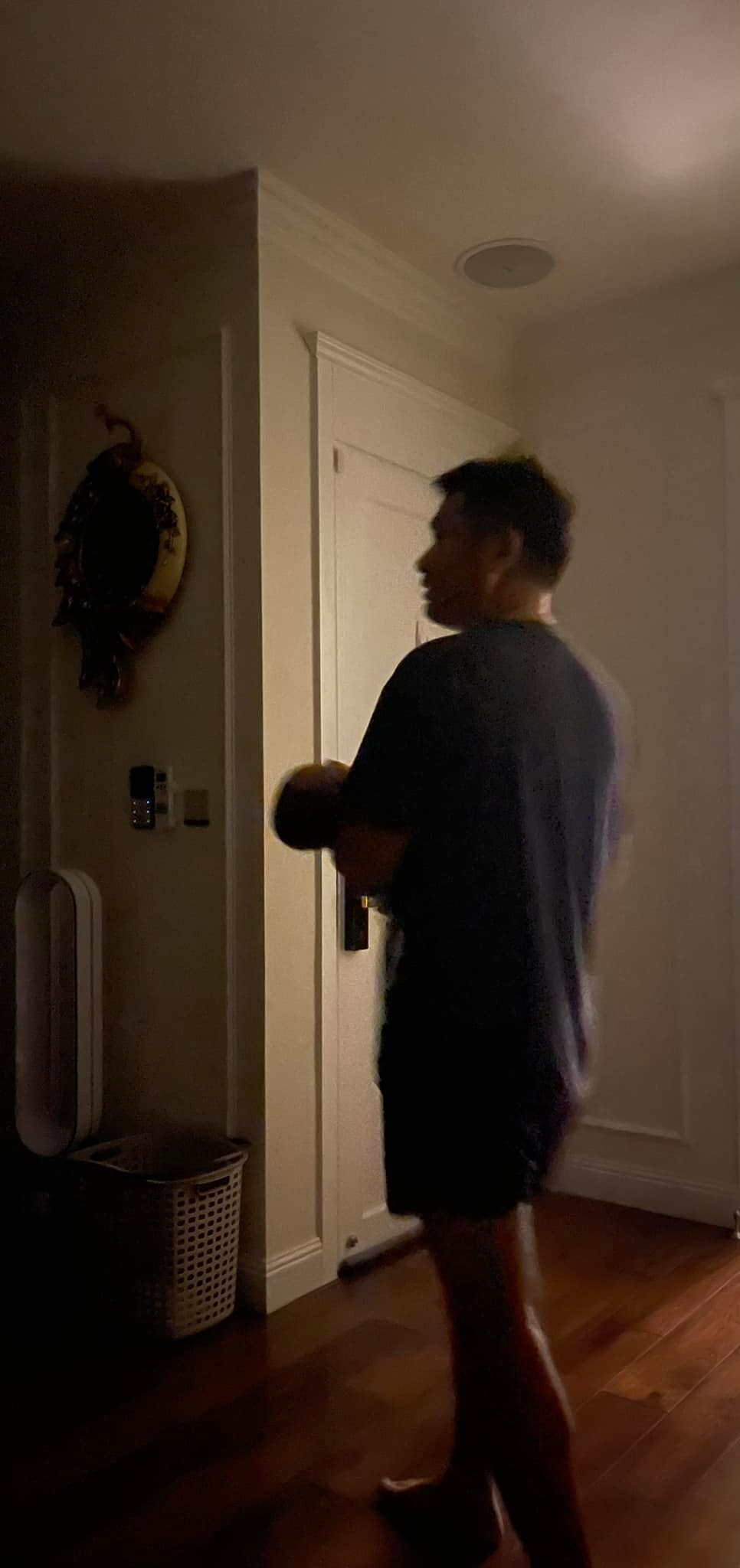 Vân Hugo lả đi vì chăm con, ông xã thức đêm bế con cho vợ ngủ - Ảnh 4