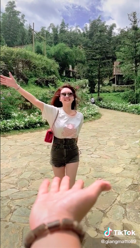 Đình Tú đăng ảnh nắm tay người lạ, Hương Giang cũng tung clip chạy đến bên trai lạ - Ảnh 1