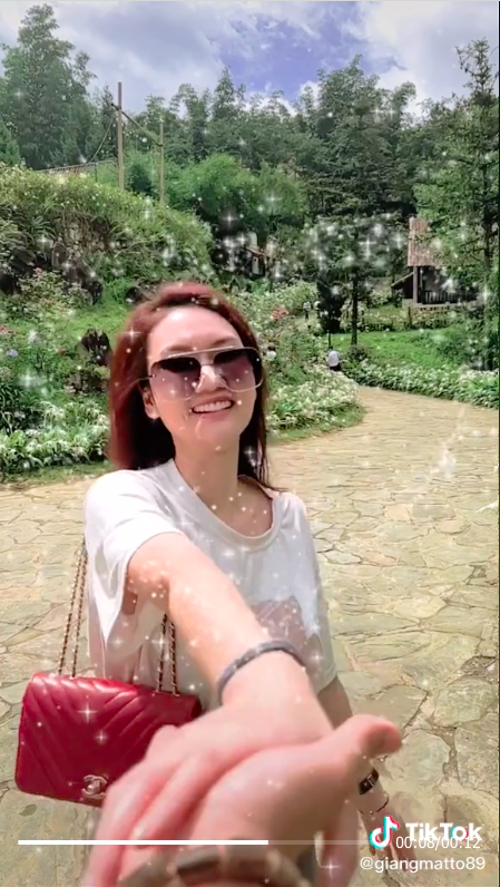 Đình Tú đăng ảnh nắm tay người lạ, Hương Giang cũng tung clip chạy đến bên trai lạ - Ảnh 2