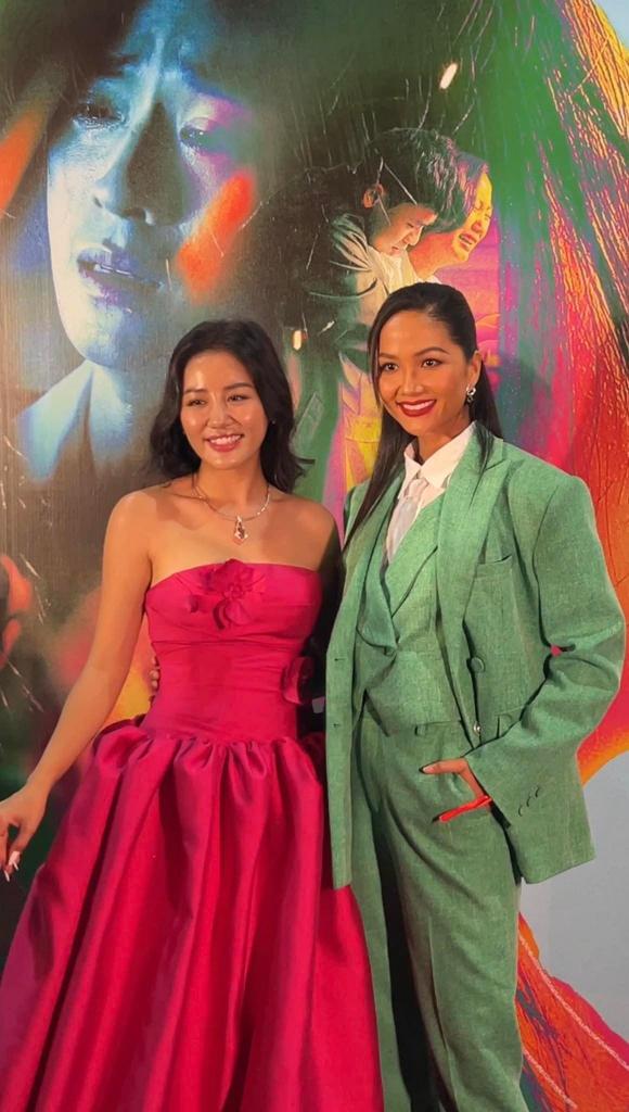 Lớn hơn 2 tuổi, vì sao H'Hen Nie vẫn gọi Văn Mai Hương bằng 