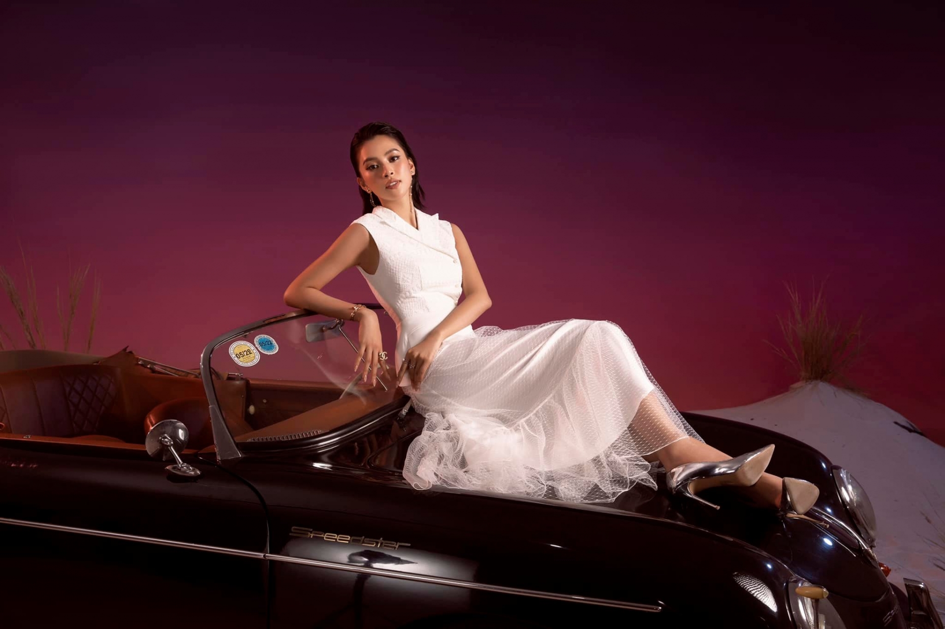 Sánh đôi bên Vĩnh Thụy, Tiểu Vy bị chê 