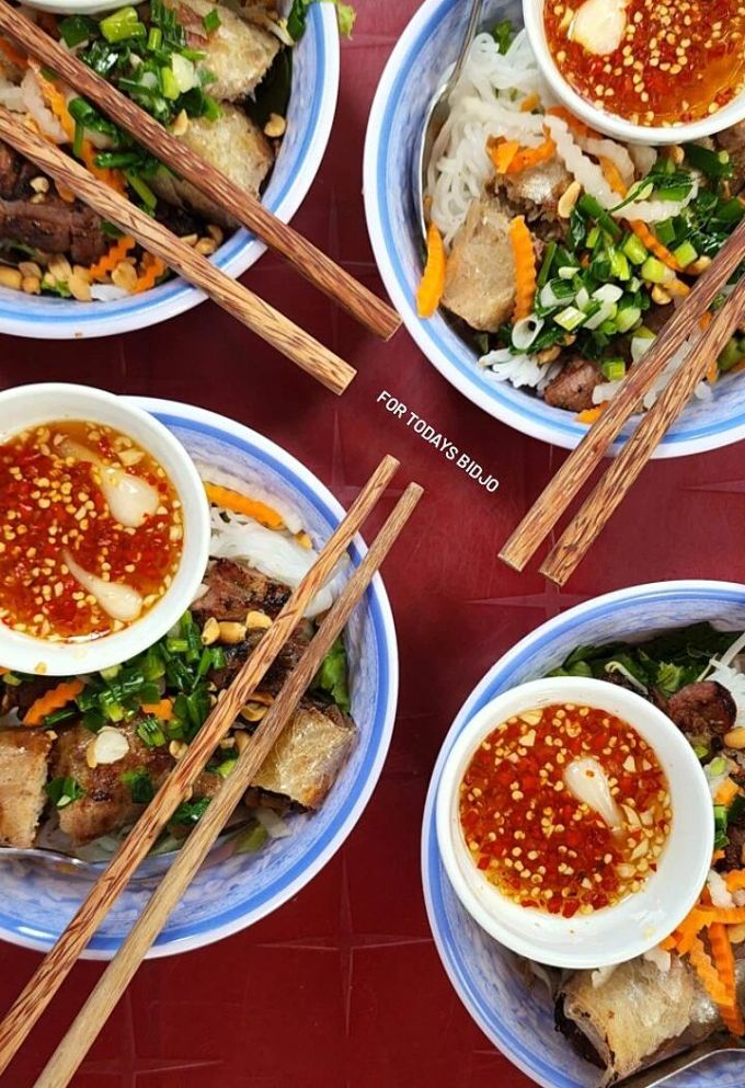 Làm giáo khảo ít ngày, Catriona Gray tích cực quảng bá ẩm thực Việt Nam trên MXH - Ảnh 1