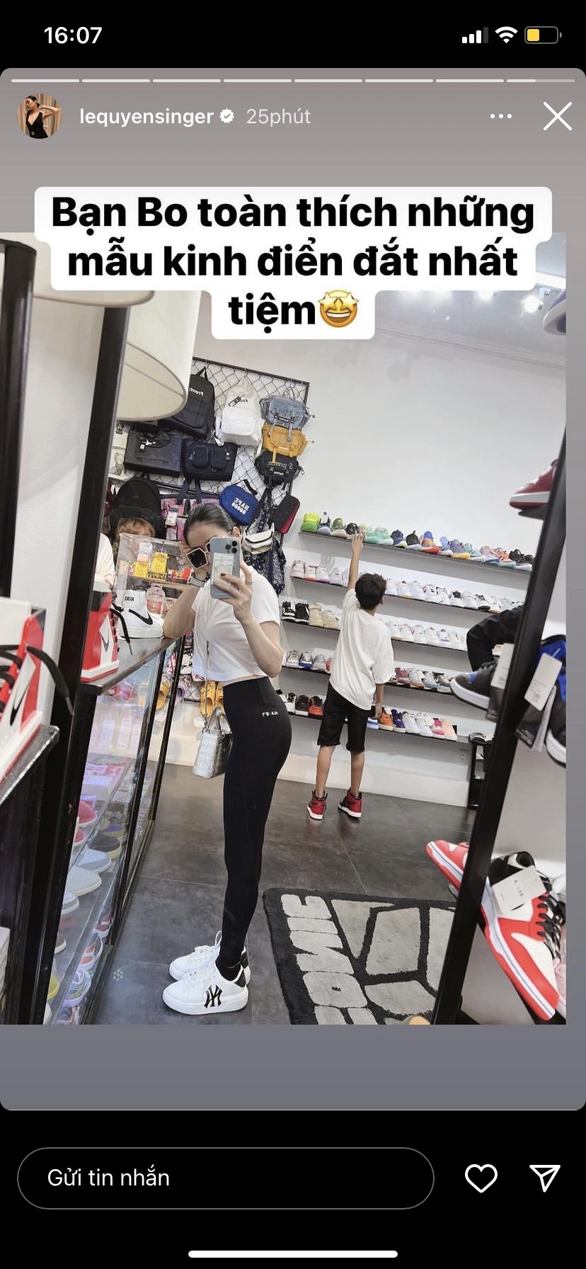 Lệ Quyên đưa con trai đi shopping, hào hứng khi quý tử toàn chọn những đồ đắt những tiệm - Ảnh 1