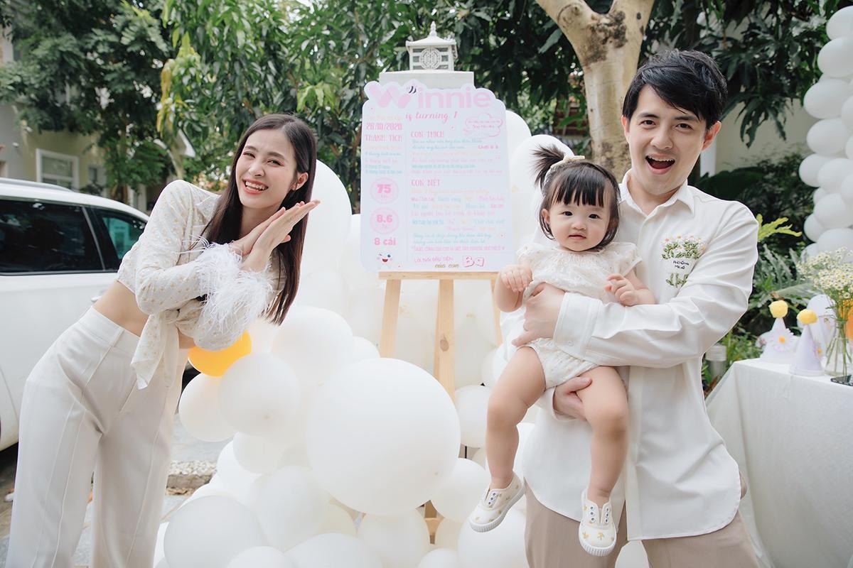 Con gái Đông Nhi - Ông Cao Thắng khóc đến tuột dép trong ngày đầu đi học - Ảnh 1