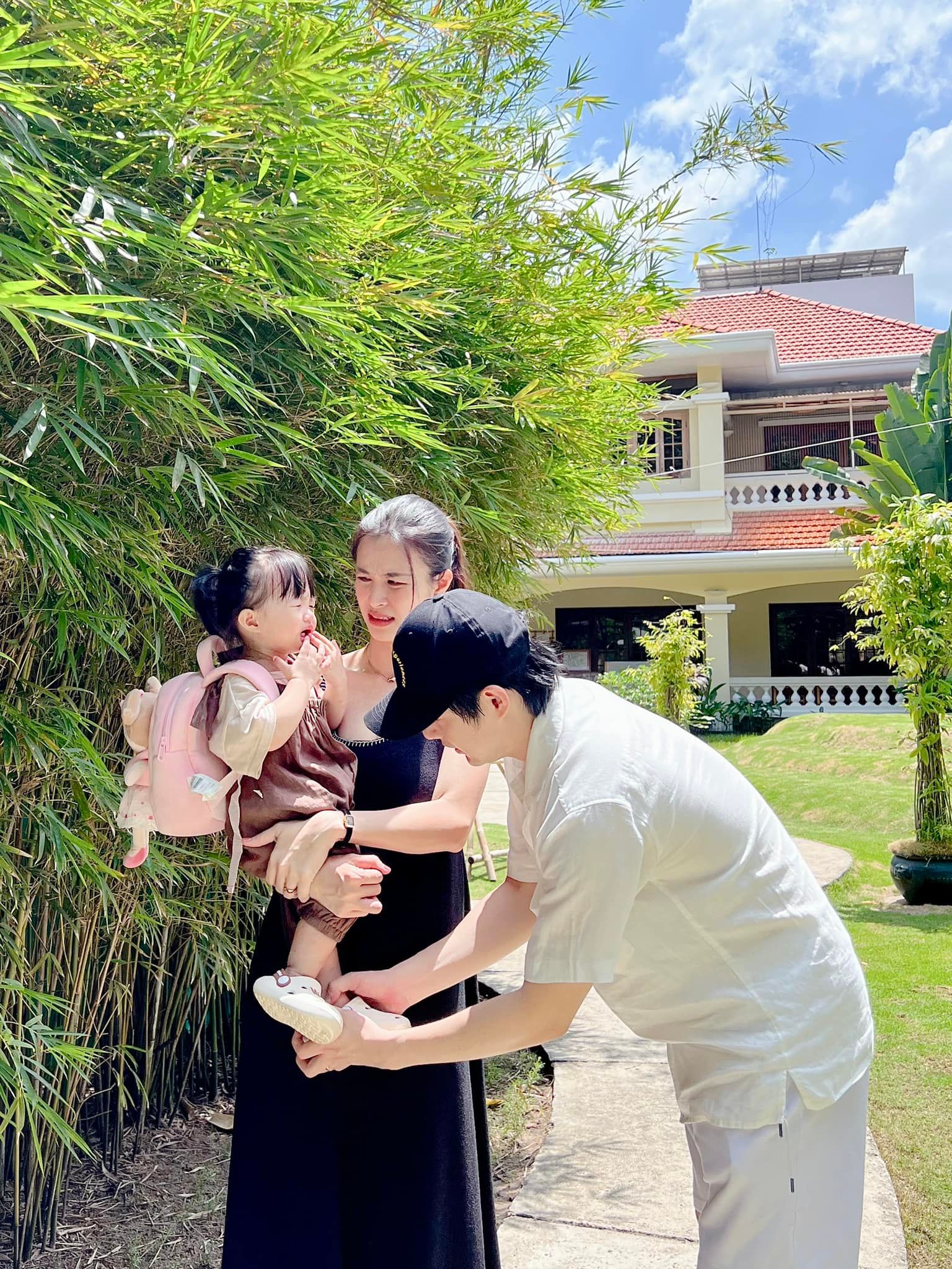 Con gái Đông Nhi - Ông Cao Thắng khóc đến tuột dép trong ngày đầu đi học - Ảnh 3